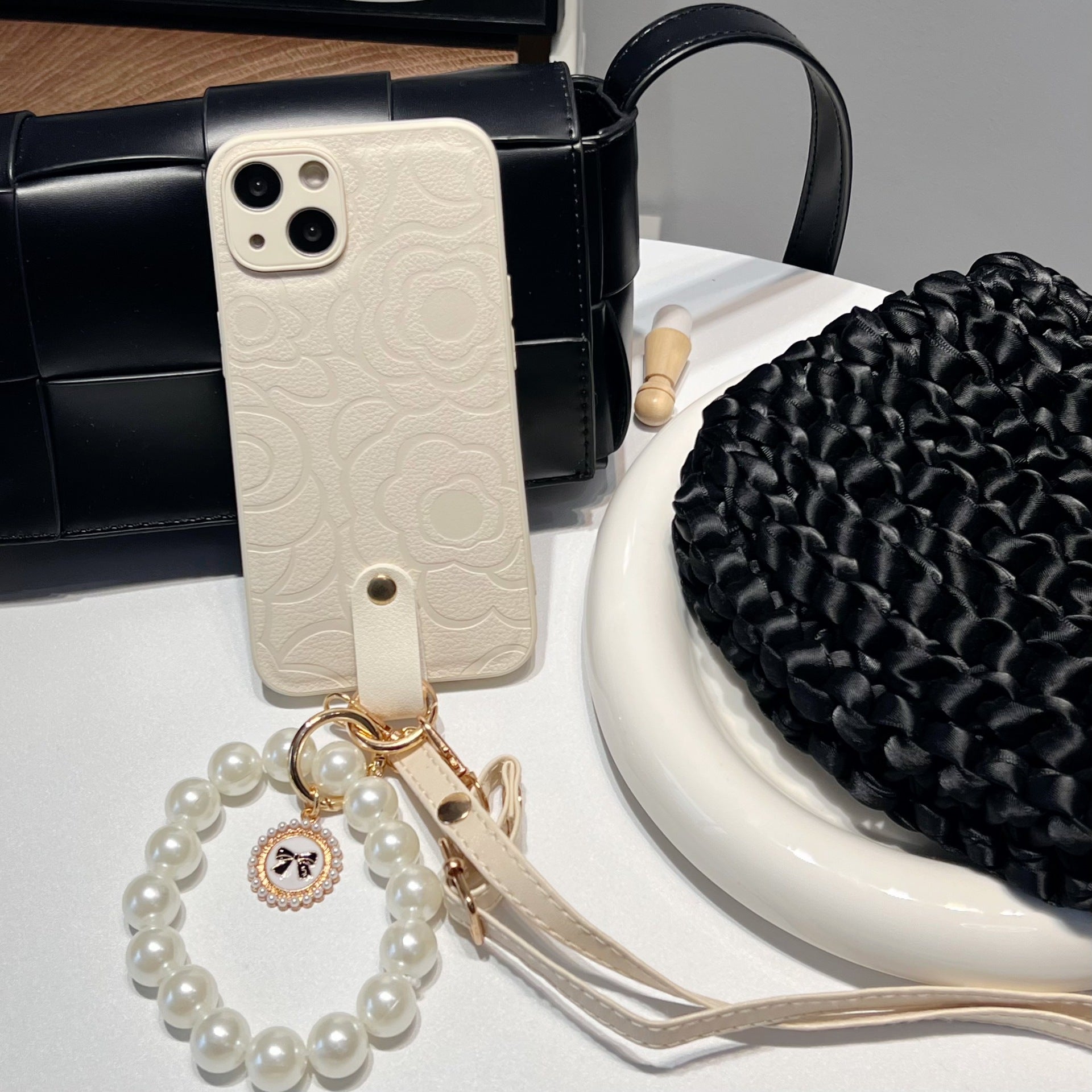 For iPhone 13 TPU PU Leather Phone Shell Cover Camellia Pattern Pearl Chain Phone Case with Shoulder Strap For iPhone 13 TPU PU Leather Phone Shell Cover Camellia Pattern Pearl Chain Phone Case with Shoulder Strap